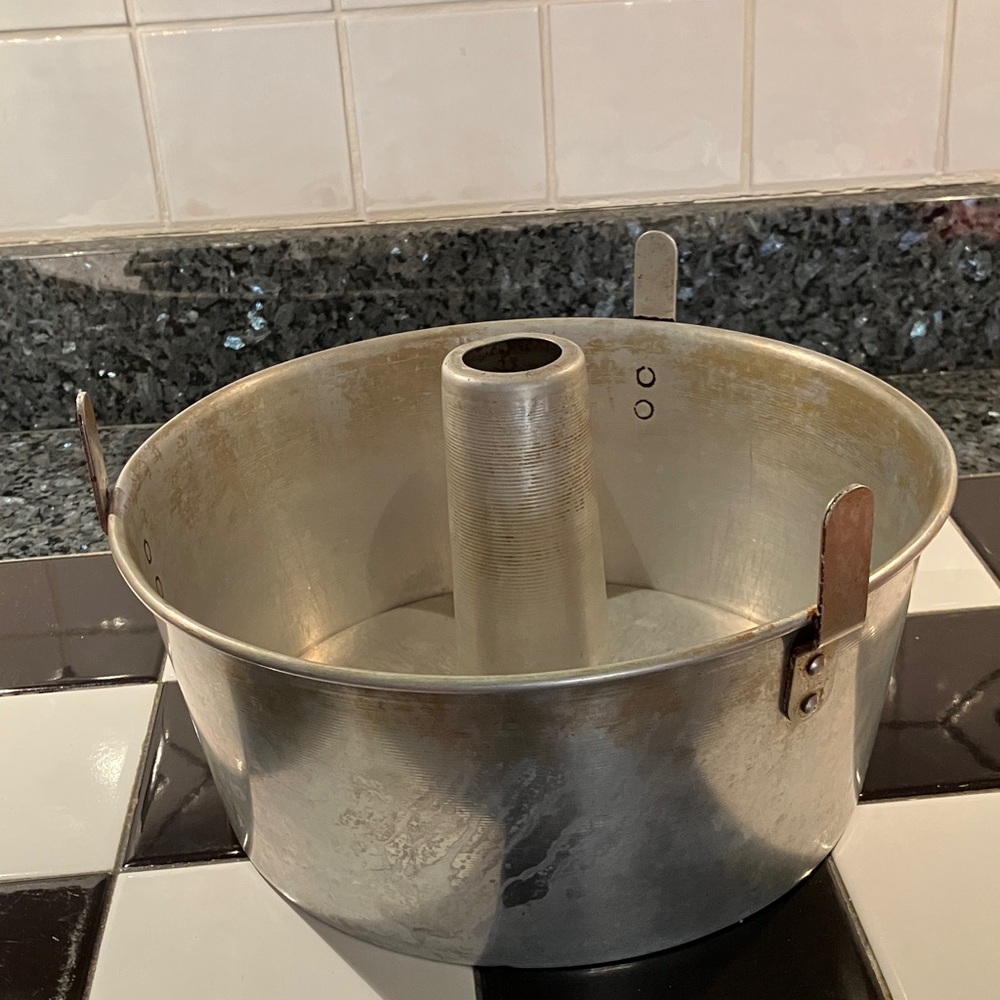 Vintage COMET Aluminum Tube/Bundt/Round Cake Pan With Lift Out Center Piece